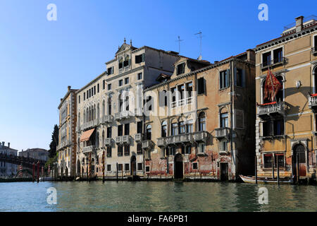 Ornati edifici lungo il Canal Grande, la città di Venezia, Sito Patrimonio Mondiale dell'UNESCO, Veneto, Italia, Europa. Foto Stock