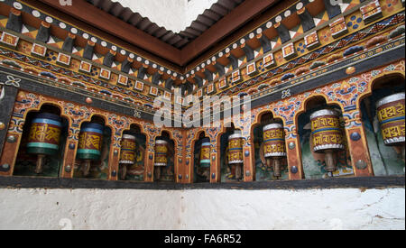 Ruote della preghiera a Chagri Dorjeden monastero Buddista in Bhutan Foto Stock