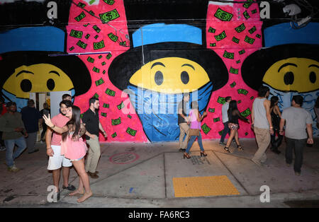 Persone tour gallerie d'arte nel Wynwood Arts District durante Art Basel Miami. (Foto di Sean I draghetti/Alamy) Foto Stock