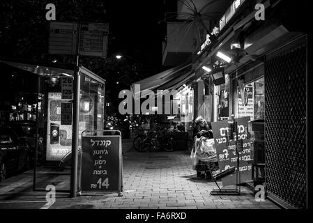 Tel Aviv, Israele, Israele. Xviii Dicembre, 2015. Una donna si vede a Tel Aviv di notte © Danielle Shitrit/ZUMA filo/Alamy Live News Foto Stock