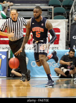 Honolulu, HI, STATI UNITI D'AMERICA. 22 Dic, 2015. Dicembre 22, 2015 - Auburn Tigers avanti Cinmeon Bowers (5) durante l'azione tra la Auburn Tigers e il Nuovo Messico Lobos nella testa di Diamante classico allo Stan Sheriff centro sul campus della University of Hawaii a manoa a Honolulu, HI. - Michael Sullivan/CSM Credito: Cal Sport Media/Alamy Live News Foto Stock