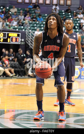 Honolulu, HI, STATI UNITI D'AMERICA. 22 Dic, 2015. Dicembre 22, 2015 - Auburn Tigers guard T.J. Dunans (4) durante la fase di azione tra la Auburn Tigers e il Nuovo Messico Lobos nella testa di Diamante classico allo Stan Sheriff centro sul campus della University of Hawaii a manoa a Honolulu, HI. - Michael Sullivan/CSM Credito: Cal Sport Media/Alamy Live News Foto Stock