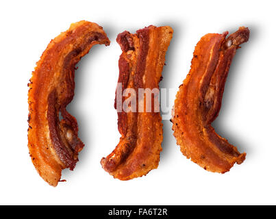 Fette di pancetta grigliate di isolati su sfondo bianco Foto Stock