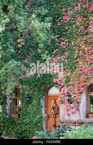 Ristorante porta in giardini del castello a Rothenburg Foto Stock