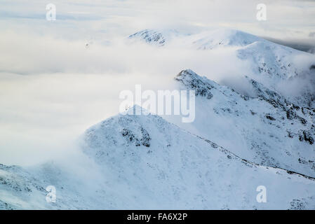 Vista dalla Kasprowy Wierch sopra le nuvole Foto Stock