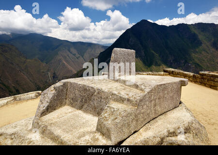 Intihuatana, Meridiana, rovine, città Inca di Machu Picchu, Sito Patrimonio Mondiale dell'UNESCO, Urubamba, Provincia di Cusco, Perù Foto Stock