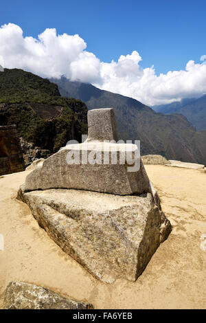 Intihuatana, Meridiana, rovine, città Inca di Machu Picchu, Sito Patrimonio Mondiale dell'UNESCO, Urubamba, Provincia di Cusco, Perù Foto Stock