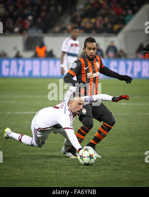 LVIV, Ucraina - 17 febbraio 2015: Franck Ribery del Bayern Monaco di Baviera (L) combatte per una sfera con Alex Teixeira di Shakhtar Donetsk durante il loro incontro della UEFA Champions League a Arena Lviv stadium Foto Stock