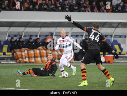 LVIV, Ucraina - 17 febbraio 2015: Arjen Robben del Bayern Monaco di Baviera (C) combatte per una sfera con Shakhtar Donetsk giocatori durante le loro partite di UEFA Champions League a Arena Lviv stadium Foto Stock