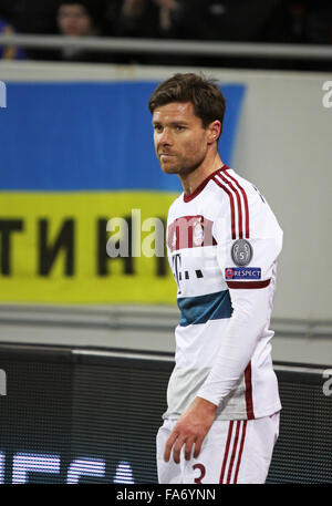 LVIV, Ucraina - 17 febbraio 2015: Xabi Alonso del Bayern Monaco in azione durante le partite di UEFA Champions League contro l'FC Shakhtar Donetsk a Arena Lviv stadium Foto Stock