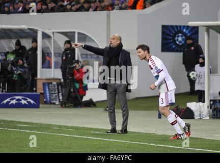 LVIV, Ucraina - 17 febbraio 2015: FC Bayern Monaco di Baviera manager Josep Guardiola guarda su durante le partite di UEFA Champions League contro Shakhtar Donetsk a Arena Lviv stadium Foto Stock