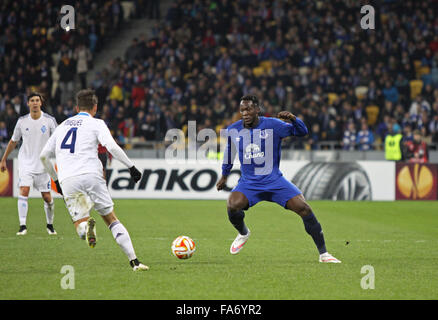 Kiev, Ucraina - 19 Marzo 2015: Miguel Veloso di FC Dynamo Kyiv (L) combatte per una sfera con Romelu Lukaku di Everton FC durante il loro UEFA Europa League allo Stadio Olimpico di Kiev Foto Stock