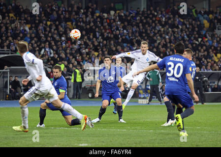 Kiev, Ucraina - 19 Marzo 2015: FC Dynamo Kyiv (bianco) e FC Everton giocatori di combattere per una sfera durante il loro UEFA Europa League g Foto Stock
