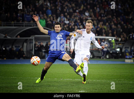 Kiev, Ucraina - 19 Marzo 2015: Antolin Alcaraz di Everton FC (L) combatte per una sfera con Andriy Yarmolenko di FC Dynamo Kyiv dur Foto Stock