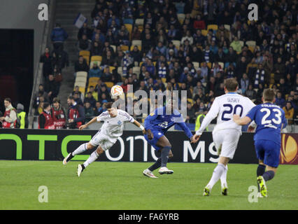 Kiev, Ucraina - 19 Marzo 2015: Aleksandar Dragovic di FC Dynamo Kyiv (L) combatte per una sfera con Romelu Lukaku di Everton FC durante il loro UEFA Europa League allo Stadio Olimpico di Kiev Foto Stock