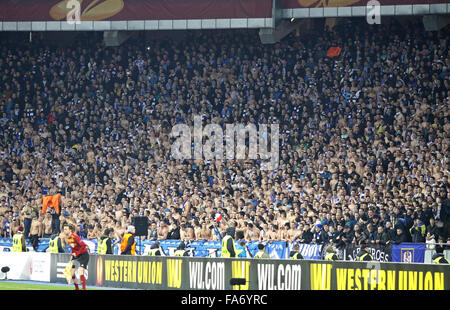 Kiev, Ucraina - 19 Marzo 2015: FC Dynamo Kyiv sostenitori del team mostrano il loro sostegno durante la loro UEFA Europa League contro F Foto Stock