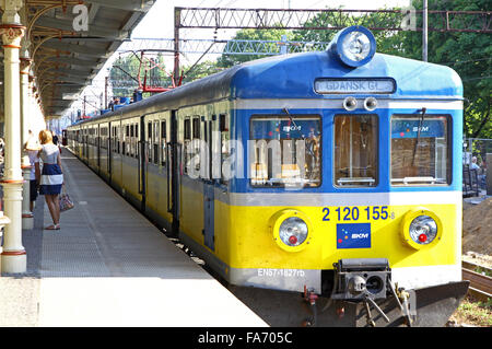 SOPOT, Polonia - 26 luglio 2012: treno veloce della ferrovia urbana (Polacco: SKM - Szybka Kolej Miejska) presso la stazione di Sopot. È una ferrovia per il trasporto in area PolishTricity (Gdansk, Sopot, Gdynia) Foto Stock