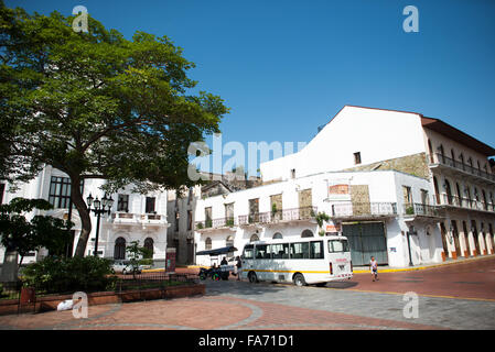 Plaza de la Catedral casco Viejo Panama City Panama / PANAMA CITY, Panama — Plaza de la Catedral — conosciuta anche come Plaza de la Independencia o Plaza Mayor — è la piazza centrale dello storico quartiere casco Viejo di Panama City. Fu progettata nel 1673 quando le autorità coloniali rifondarono la città sulla penisola fortificata di San Felipe dopo la distruzione dell'originale Panamá Viejo da parte di Henry Morgan, ponendo la piazza al centro geometrico della nuova griglia. Il 3 novembre 1903 la piazza divenne il palcoscenico per la proclamazione della separazione di Panama dalla Colombia, un atto ratificato dall'assemblea aperta t Foto Stock
