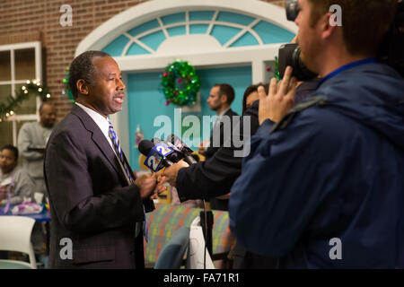 Charleston, Carolina del Sud, Stati Uniti d'America. 22 Dic, 2015. Neurochirurgo in pensione e candidato presidenziale repubblicano Dr. Ben Carson parla con i giornalisti nel corso di una visita al MUSC Ospedale per bambini Dicembre 22, 2015 a Charleston, Carolina del Sud. Carson ha smesso di ascoltare i canti natalizi e salutare i giovani pazienti. Foto Stock