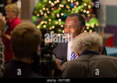 Charleston, Carolina del Sud, Stati Uniti d'America. 22 Dic, 2015. Neurochirurgo in pensione e candidato presidenziale repubblicano Dr. Ben Carson parla con i giornalisti nel corso di una visita al MUSC Ospedale per bambini Dicembre 22, 2015 a Charleston, Carolina del Sud. Carson ha smesso di ascoltare i canti natalizi e salutare i giovani pazienti. Foto Stock