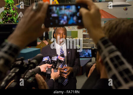 Charleston, Carolina del Sud, Stati Uniti d'America. 22 Dic, 2015. Neurochirurgo in pensione e candidato presidenziale repubblicano Dr. Ben Carson parla con i giornalisti nel corso di una visita al MUSC Ospedale per bambini Dicembre 22, 2015 a Charleston, Carolina del Sud. Carson ha smesso di ascoltare i canti natalizi e salutare i giovani pazienti. Foto Stock