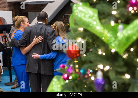 Charleston, Carolina del Sud, Stati Uniti d'America. 22 Dic, 2015. Neurochirurgo in pensione e candidato presidenziale repubblicano Dr. Ben Carson pone per le foto con le infermiere durante una visita al MUSC Ospedale per bambini Dicembre 22, 2015 a Charleston, Carolina del Sud. Carson ha smesso di ascoltare i canti natalizi e salutare i giovani pazienti. Foto Stock