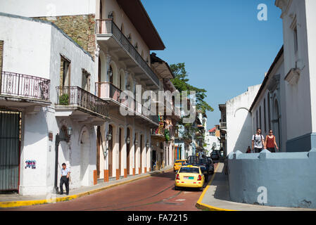 Casco Viejo architettura coloniale spagnola Panama City // PANAMA CITY, Panama — edifici e architettura coloniale spagnola sulle strade dello storico quartiere casco Viejo (San Felipe) di Panama City, Panama. L'area fu fondata nel XVII secolo dopo che una parte più antica di Panama, Panama Viejo, fu saccheggiata e distrutta. Casco Viejo gode ora di protezione come sito patrimonio dell'umanità dell'UNESCO che impone regole rigorose su come vengono effettuati i lavori di ristrutturazione degli edifici. Foto Stock