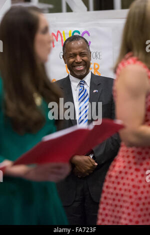 Charleston, Carolina del Sud, Stati Uniti d'America. 22 Dic, 2015. Ex neurochirurgo e candidato presidenziale repubblicano Dr. Ben Carson gode di canti di Natale durante una visita al MUSC Ospedale per bambini Dicembre 22, 2015 a Charleston, Carolina del Sud. Carson ha smesso di ascoltare i canti natalizi e salutare i giovani pazienti. Foto Stock