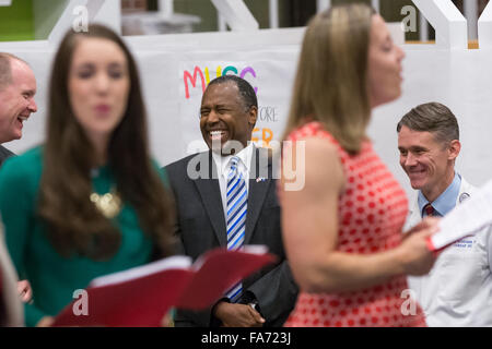 Charleston, Carolina del Sud, Stati Uniti d'America. 22 Dic, 2015. Ex neurochirurgo e candidato presidenziale repubblicano Dr. Ben Carson gode di canti di Natale durante una visita al MUSC Ospedale per bambini Dicembre 22, 2015 a Charleston, Carolina del Sud. Carson ha smesso di ascoltare i canti natalizi e salutare i giovani pazienti. Foto Stock