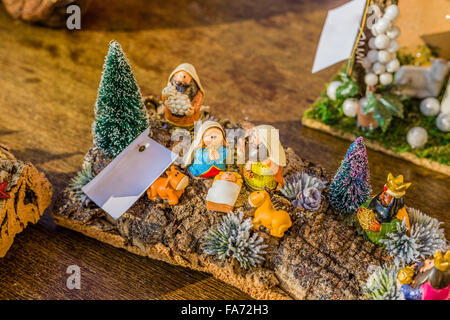 I colori vivaci di un Presepe, la Beata Vergine Maria e di San Giuseppe guarda oltre il Santo Bambino Gesù nel presepe come il bue e l'asinello di preriscaldamento Foto Stock