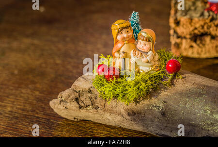 I colori vivaci di un Presepe, la Beata Vergine Maria e di San Giuseppe guarda oltre il Santo Bambino Foto Stock