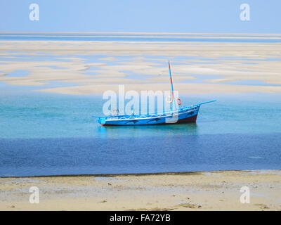 Dhow sulle rive di Vilankulo, Mozambico con la bassa marea. Foto Stock