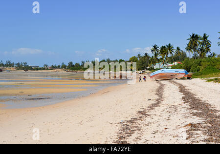 Vista panoramica di Vilanculos Beach in Mozambico durante la bassa marea. Si possono vedere i vari dhows appoggiata nella sabbia. Foto Stock