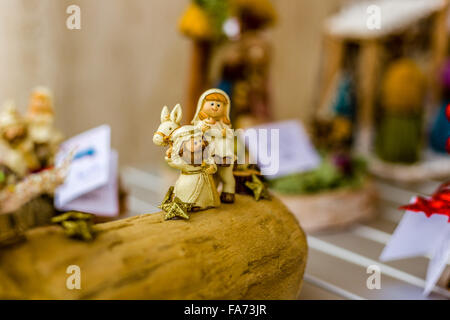 I colori vivaci di un Presepe, la Beata Vergine Maria e di San Giuseppe in viaggio in Egitto Foto Stock