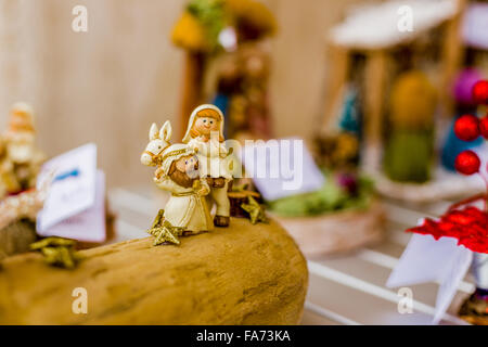 I colori vivaci di un Presepe, la Beata Vergine Maria e di San Giuseppe in viaggio in Egitto Foto Stock