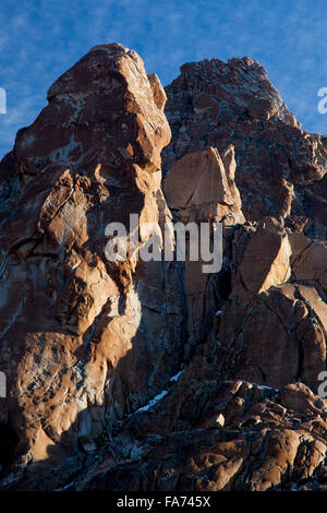 Arrampicata su roccia una faccia di granito nelle Ande argentine' acclamato "Cerro Catedral' area di arrampicata nei pressi di Bariloche. Foto Stock