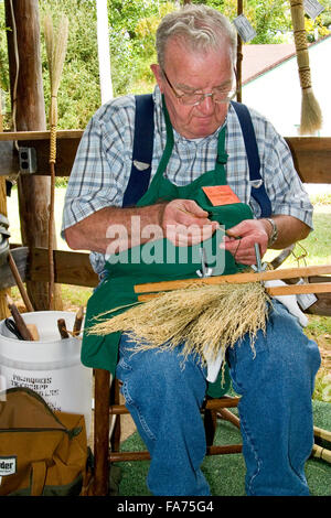 I visitatori di John C Campbell scuola di musica folk venite a guardare esperti craftspersons dimostrare tradizionali della montagna in autunno. Foto Stock