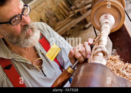 I visitatori di John C Campbell scuola di musica folk venite a guardare esperti craftspersons dimostrare tradizionali della montagna in autunno. Foto Stock