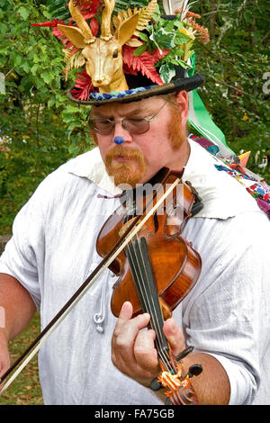 I visitatori di John C Campbell scuola di musica folk venite a guardare esperti craftspersons dimostrare tradizionali della montagna in autunno. Foto Stock