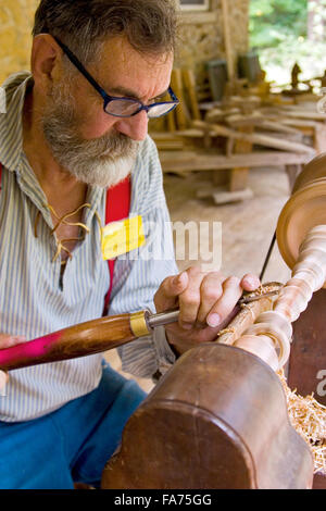 I visitatori di John C Campbell scuola di musica folk venite a guardare esperti craftspersons dimostrare tradizionali della montagna in autunno. Foto Stock