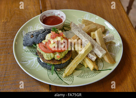 Veggie hamburger e patatine fritte di taro, Bangkok, Thailandia Foto Stock
