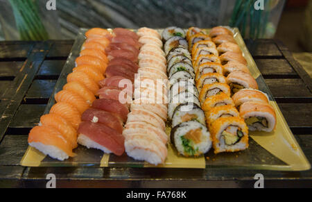 Righe di sushi in un ristorante a Bangkok, in Thailandia Foto Stock