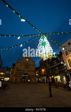 Città di Shrewsbury, Inghilterra. Shrewsbury Piazza durante il periodo natalizio, con il vecchio mercato Hall in background. Foto Stock