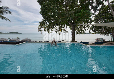 Godersi la piscina e la spiaggia di Koh Samui, Thailandia Foto Stock