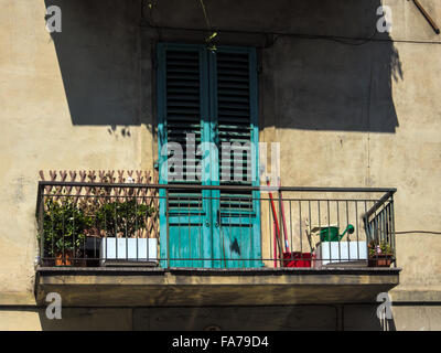 FIRENZE, ITALIA - 04 AGOSTO 2015: Balcone e porta con persiane Foto Stock