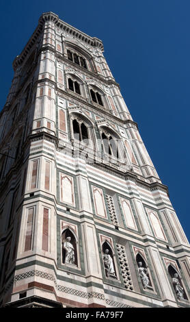 FIRENZE, ITALIA - 04 AGOSTO 2015: Veduta esterna del campanile della Cattedrale di Santa Maria dei Fiori (Cattedrale di Santa Maria del Fiore) Foto Stock