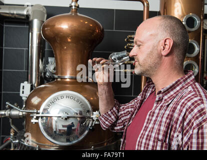 Schallstadt, Germania. 26 Nov, 2015. Distillatore liquore Frank Kuechlin prende un odore al gin in Schallstadt, Germania, 26 novembre 2015. Foto: PATRICK SEEGER/dpa/Alamy Live News Foto Stock