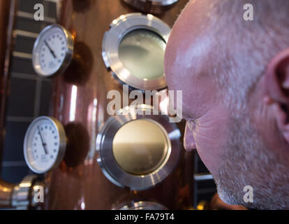 Schallstadt, Germania. 26 Nov, 2015. Distillatore liquore Frank Kuechlin gin distilla in Schallstadt, Germania, 26 novembre 2015. Foto: PATRICK SEEGER/dpa/Alamy Live News Foto Stock