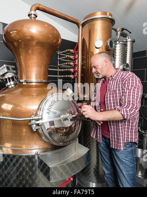 Schallstadt, Germania. 26 Nov, 2015. Distillatore liquore Frank Kuechlin gin distilla in Schallstadt, Germania, 26 novembre 2015. Foto: PATRICK SEEGER/dpa/Alamy Live News Foto Stock