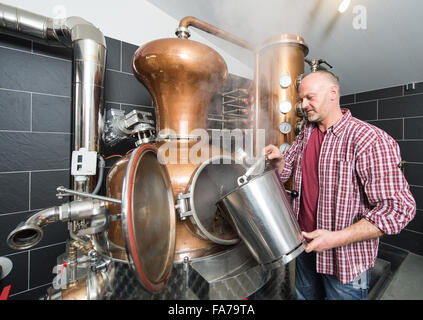 Schallstadt, Germania. 26 Nov, 2015. Distillatore liquore Frank Kuechlin gin distilla in Schallstadt, Germania, 26 novembre 2015. Foto: PATRICK SEEGER/dpa/Alamy Live News Foto Stock